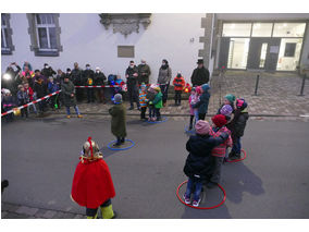 Sankt Martin Laternenumzug durch die Stadt (Foto: Karl-Franz Thiede)